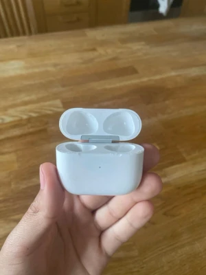 Apple AirPods 3 laddningsetui - Trådlösa Apple AirPods 3 laddningsetui i klassisk vit färg. Snygg och kompakt design i plast som är enkel att ta med sig. Perfekta för borttappat/ersättningsfodral.