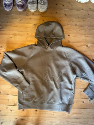 Grå hoodie - Uniqlo Hoodie färg grå 👍