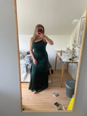Mörkgrön balklänning  - Säljer min balklänning!!💓💓nypris 1200kr