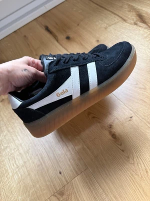 Svarta Gola sneakers storlek 39 - Säljer svarta GOLA -sneakers i nyskick. Endast provade hemma, aldrig använda ute.  Nypris online: ca 1 200 kr Säljes billigt för snabb affär.  Endast upphämtning i Stockholm.