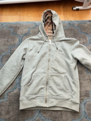 Grå hoodie från Burberry med dragkedja - Helt ny