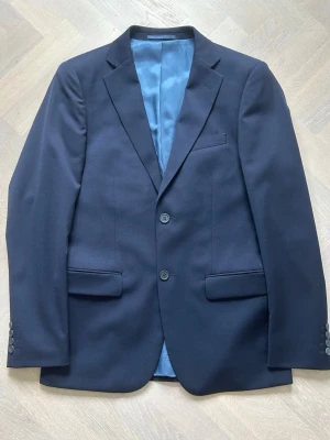 Mörkblå kavaj - Tja, säljer den riktigt schyssta kavaj ifrån dressman, nypris är ca 1700kr. Använd någon enstaka gång så ingen tecken på användning. Storlek 46 regular. Vid fler frågor eller funderingar så är det bara att höra av sig//