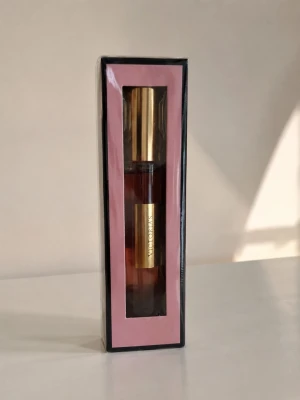 Victoria's Secret Bombshell - Top notes are Passionfruit, Grapefruit, Pineapple, Tangerine and Big Strawberry; middle notes are Peony, Vanilla Orchid, Red Berries, Jasmine and Lily-of-the-Valley; base notes are Musk, Woody Notes and Oakmoss