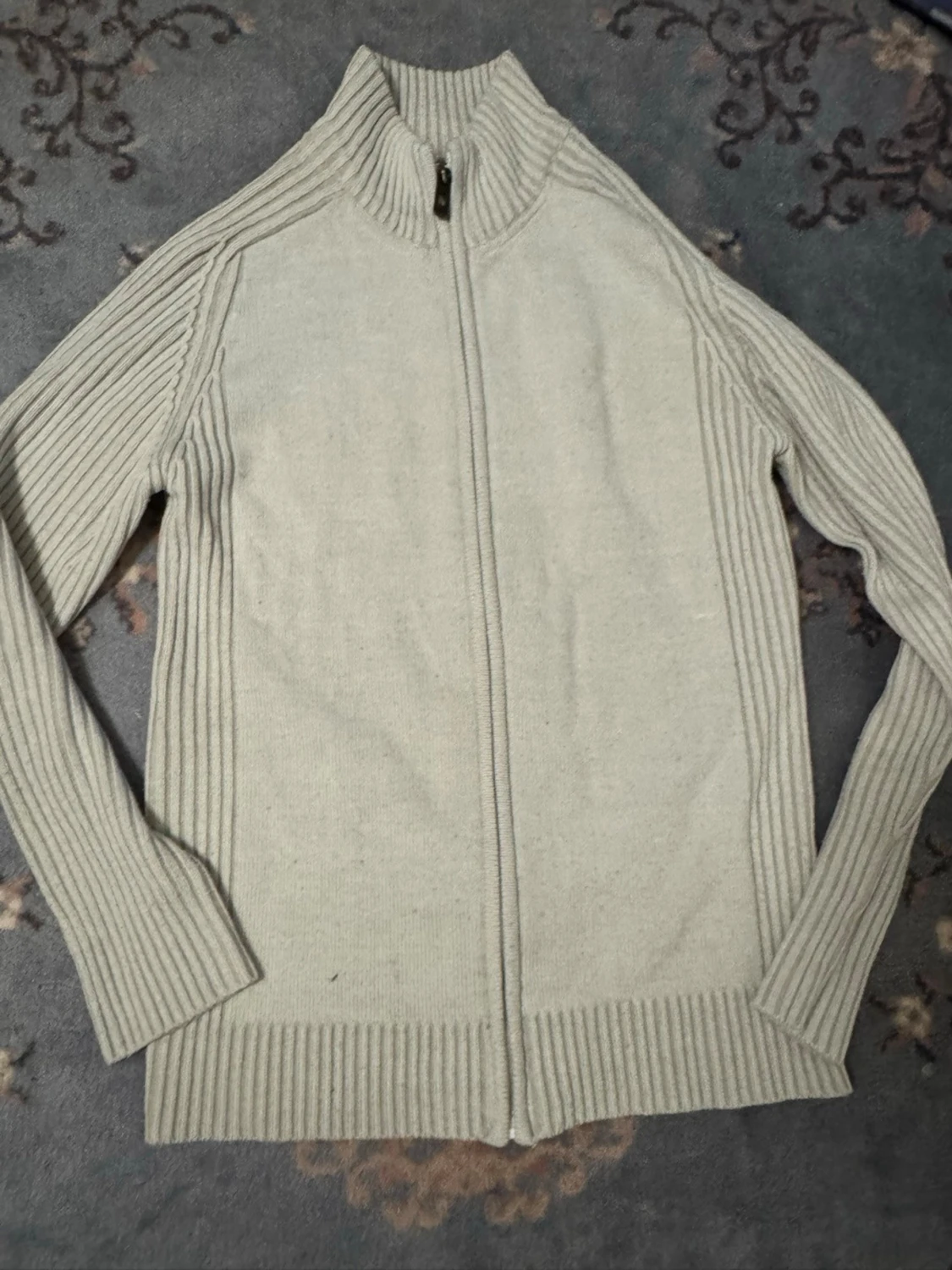 Beige stickad ziptröja med hög krage