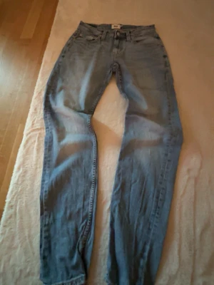Blå jeans från 157 Rocket - Snygga blå jeans från 157 Rocket med klassisk femficksdesign och raka ben. Jeansen har en ljus tvätt och är perfekta för en avslappnad stil. Tillverkade i denim för en bekväm känsla.