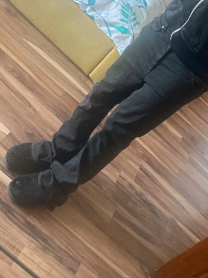Svarta flared/stacked jeans - Feta flared+stacked svarta jeans. Ser riktigt bra ut! Titta bara bilden på min polska vän! Ser fantastiskt ut! Knappt använda! Han åka till chernobyl mellan bilderna därför kamera kvaliten😳 men köp de sitter bra väldigt flexible midja. Passar mig bra som är 28 i midja men flexibla!