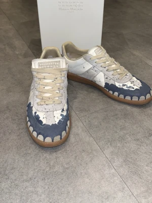 Maison margiela  - Feta margielas i ett bra skick, använda ganska många gånger då slitningar syns lite men är i toppform. Perfekta nu till sommarn. 