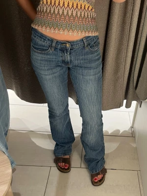Brandy melville jeans - Lågmidjade bootcut brandy melville jeans. Storlek S skulle jag gissa på och passar mig i längden som är ca 167cm lång