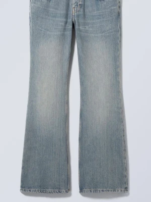 Bootcut jeans i ljusblå denim - Snygga bootcut jeans i ljusblå denim med klassisk femficksdesign och lätt slitning bakre vänster ficka vilket är det enda tecknet på användning. Jeansen har låg midja och utsvängda ben. Nypris:599kr Storlek: W 29 L 34