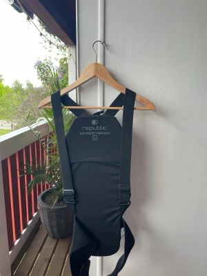 Svart skyddsväst från Republic - Säljer en svart EVA Protection Vest från Republic, perfekt för sporter som kräver extra skydd. Västen har justerbara axelband och midjeband för bra passform. Tillverkad i slitstarkt material och designad för att ge rörelsefrihet och säkerhet.