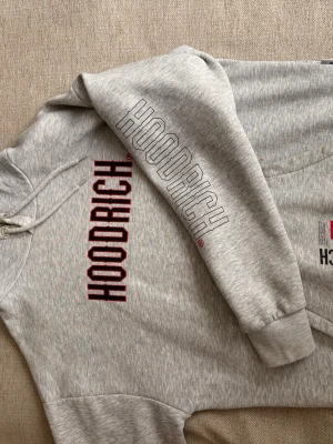 Hoodrich hoodie - En grå hoodrich hoodie som jag säljer pga att den inte kom till användning. Skriv om du har frågor.