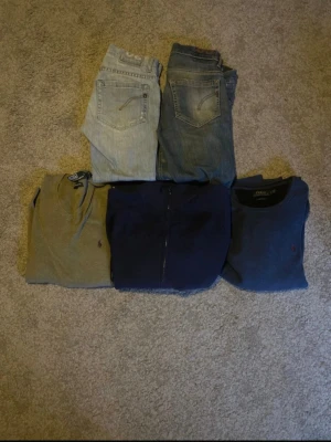 ALLA DESSA - Allt dess vid ett riktigt bra pris. Ännu bättre pris vid snabb affär. Båda Dondup jeans, ljus blå lite små på mig som är 174 W 30, mörkblå perfekt storlek på mig som är 174 W 32. Tröjorna vanliga storlekar.