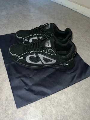 B30 Skor - Säljer mina B30s helt nya och aldrig använda. Fick i present men de är för små, storlek 43. Perfekt för sommaren och för ett bra pris.  För fler bilder skriv gärna! 
