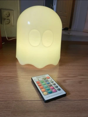 Pacman lampa - olika färger - Cool lampa med sladd som kan ändra färg 