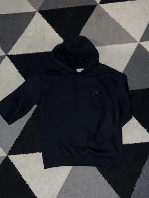 Svart CD hoodie - Säljer skön cd hoodie i god skick den är i storlek L men passar även M. Inga fläckar eller hål.