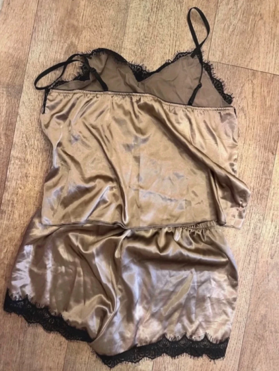 Sidenliknande pyjamasset med spets