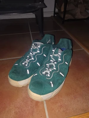 Converse x Golf le Fleur gröna sneakers - Converse x Golf le Fleur. Kommer med originalkartong och extra skosnören. De är använt skick och de är slitna i hälen men de ser fina ut (det finns tecken på användning).