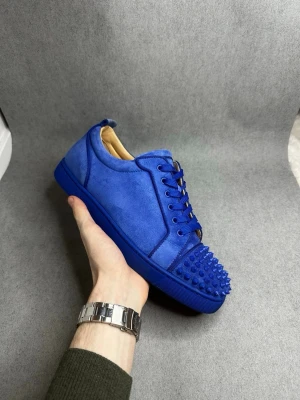 Christian Louboutin Skor - Säljer ett Par Christian Loboutin i Fint skick Skick: 9,1/10 De är nästan flawless men har en liten smuts fläck högra skon! 🎴 Inkluderat: Dustbag  ingår! ♦️  Pris: 3799kr ej hugget i sten🥇 Storlek: 43 -  ! ♣️  Snabbaffär = priset sänks-SERIÖSA BUD