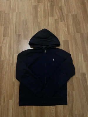Mörkblå hoodie från Polo Ralph Lauren - Snygg polo Ralph lauren tröja. Ny pris 1145kr perfekt för dig som gillar Grish