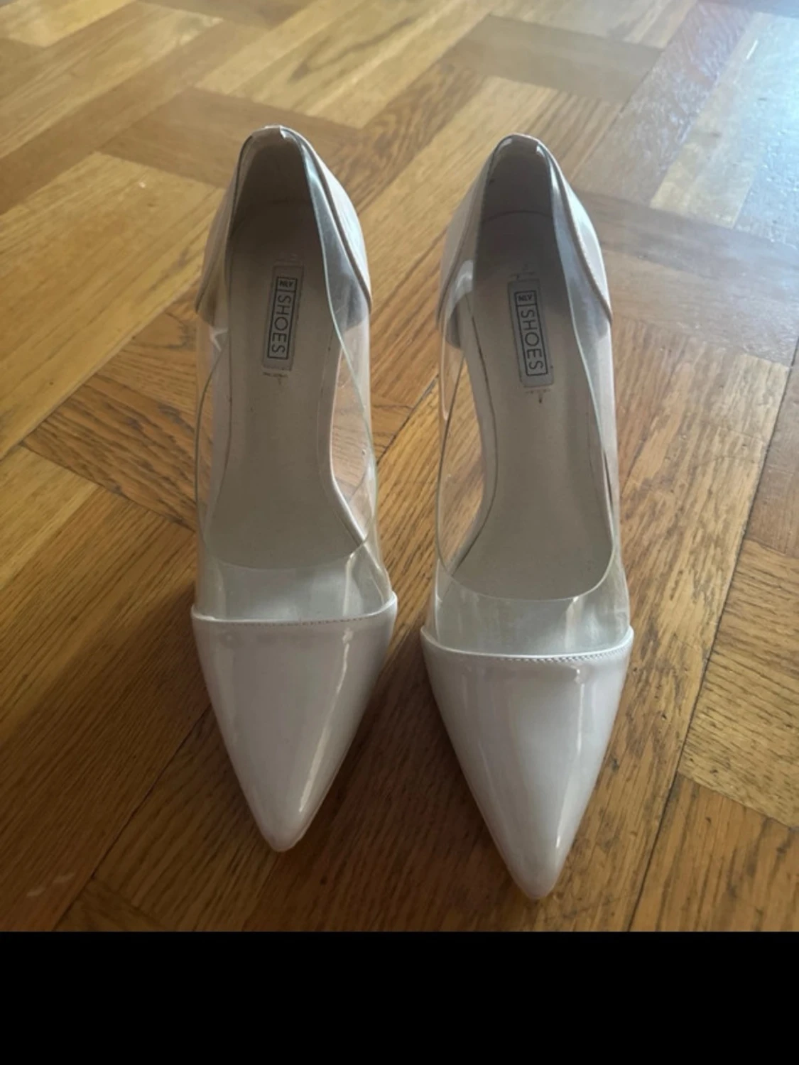 Vita pumps med transparent detalj - 1