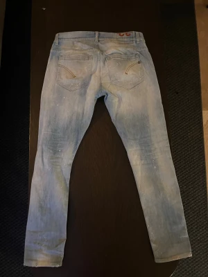 Dondup George jeans - Ett par rikigt feta dondup George jeans i ljusblå färg me rikigt schyssta slitningar. 9/10 skick inga defekter. Använt fåtal gånger. Bara o skriva vid fynderibfar