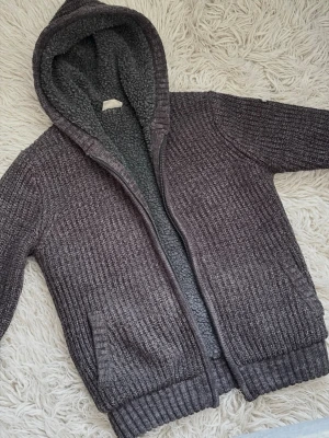 Grå fodrad kofta  - En riktigt fet mörkgrå fodrad cardigan perfekt nu till våren! Storlek - S✅ Skick - Mycket bra✅ Priset går att diskutera! Kontakta för eventuella prisförslag eller frågor!