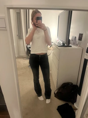 Svarta bootcut jeans - Säljer ett par svarta bootcut jeans med låg midja.  Passar mig som brukar ha storlek 34. 💞💞💞