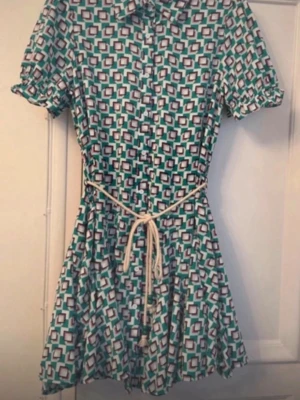 Mönstrad klänning från Axara - Kort skjortklänning från Axara.