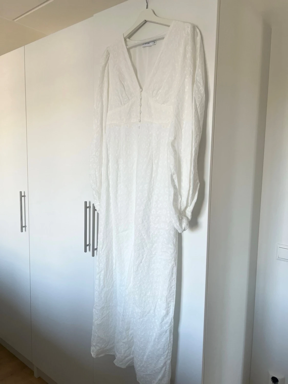 Vit långklänning med v-ringning