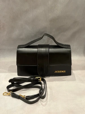 Svart Jacquemus handväska i läder - Snygg handväska Jacquemus | Skick - 10/10 - Helt ny | Äkta | Nypris - ca 9000kr | Hör av er vid frågor eller funderingar 