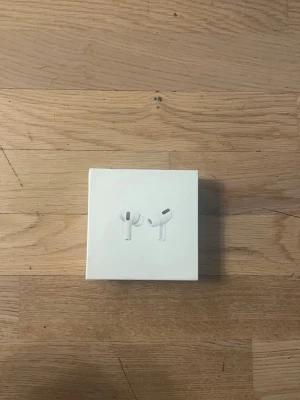 AirPods Pro 1 - AirPods Pro 1, med noise cancellation, inga repor eller skador, mycket bra kvalitet 