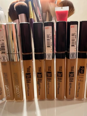 Smink - Concealers, puder, highlighter, blush stick, ögonbryns färg, blush puder. Hör av er om ni vill köpa något, annars går allt för 900 kr💗💗💗