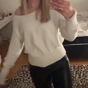Vit off shoulder tröja - Så mysig off shoulder tröja från bikbok, superbra skick! ❤️