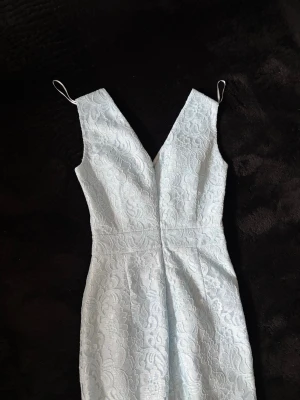 Ljusblå spetsklänning med volang - Klänning med v-ring, storlek S/XS