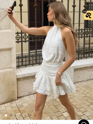 Studentklänning  - Säljer denna klänning som endast är testad! Skriv om du undrar något!