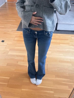 Helt sjukt snygga lågmidjade jeans från g rise!❣️  - Säljer ett par blå bootcut jeans med låg midja från g rise. Knappt använda och finns ej några synliga märken. Jag är 177 och de passar helt underbart bra i längden😆Ny pris 1350kr