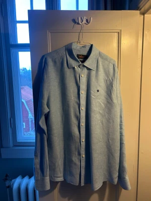 Ljusblå linneskjorta från Morris - Säljer en ljusblå skjorta från Morris i 100% linne. Riktigt skön till sommaren!!☀️☀️🏖️🏖️ Pris kan diskuteras 