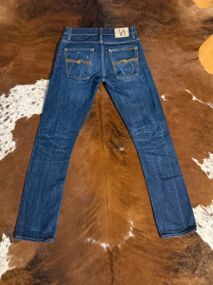 Nudie GrimTim DrySelvage - Tjena! Säljer dessa riktigt snygga nudie GrimTim DrySelvage, fint wash med nice fades, W30/L34, hör av dig vid funderingar!🙌
