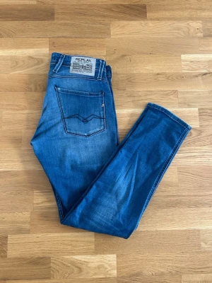 Replay anbass jeans  - Säljer ett par snygga Replay anbass. Dom är sparsamt använda och i bra skick, hör av er vid frågor 