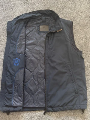 Massimo Dutti Väst Marinblå - Nu säljer jag min stilrena massimo Dutti väst. Västen är väldigt välskött och har en snygg marinblå färg. Sitter gött runt midjan och passar till många outfits     Storlek: S (är justerbar så passar XS)   Skick: väldigt bra skick                            Tveka inte över att höra av dig vid frågor eller funderingar😁       