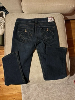 True Religion Jeans - Jätte snygga True religion jeans som jag säljer då dom är förstora för mig och jag väljer att sälja dom då🫶🏽 Dom är i storlek 29, hör av er för fler frågor💕 Innebens längd: 76 cm. Midjemått tvärs över: 39 cm. Midjemått runt hela midjan: 78 cm. Kan tänka mig gå ner i pris vid snabb affär💕