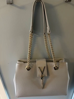 Fin väska ifrån Valentino Bags - Jag har köpt väska ifrån zalando för 1200kr den har ett lite skav på magnet grejen men väskan har inga andra defekter eller fläckar jag säljer den för att jag inte använder den längre skriv gärna om du har några frågor 💕🫶