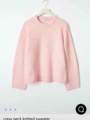 Ljusrosa stickad tröja  - Mysig ljusrosa stickad tröja med rund halsringning och ribbade muddar vid ärmslut och nederkant. 