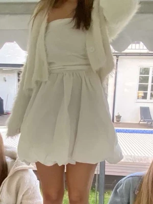 Bandeau mini klänning - Vit söt bandeau klänning ifrån hm. Strl S. Använd en gång. Ifrån HM!! 