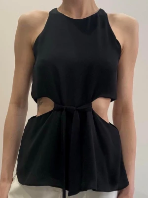 Fest topp med ”cut-out” - Fest topp från Zara med cut-out i midjan, såå snygg!! 🤍storlek l men passar också en m 