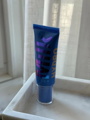 Milk Makeup Hydro Grip Gel Tint 7  - Säljer denna populära foundationen från Milk Makeup i fullsize, färg 7 medium neutral. Enbart testad men är för mörk för mig 🩵