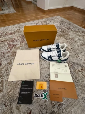 L v - Hej, säljer ett par stiliga blå vita skor. Skriv gärna privat för mer information. !Pris kan diskuteras!