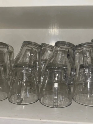 Genomskinliga kaffekoppar i glas - Säljer 10stycken genomskinliga kaffekoppar i glas med klassisk form och praktiskt handtag. Perfekta för kaffe, te eller varm choklad. Kopparna är stilrena och passar bra i köket eller på kontoret. Säljes i set.