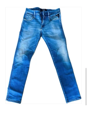 Replay jeans  - Säljer ett par blå replay jeans | storlek: W27 L30 | två lagningar i skrevet men syns inte under användning | hör av er om ni har några funderingar😁