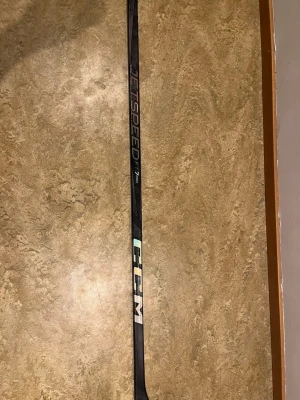 CCM Jetspeed ft7 Pro Custom - CCM Jetspeed ft7 PRO, vinkel P90TM och flex 75. Custom klubba med tactical grep. Bra skick och skickar snabbt